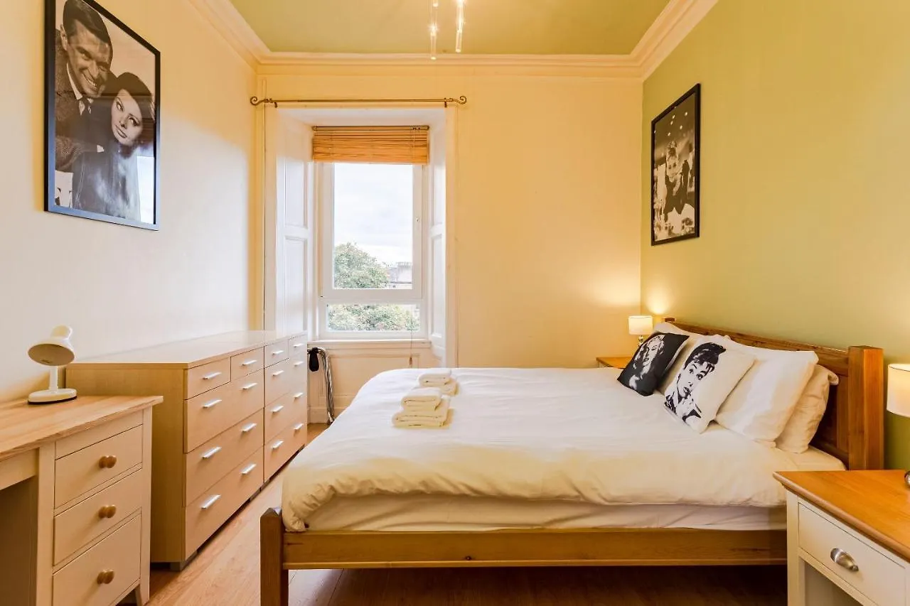 אדינבורו 1 Bedroom Apartment Overlooking Park בריטניה